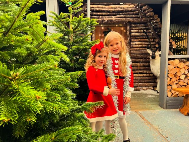 I love it when families come to Russells all dressed up to choose their perfect Christmas tree - these gorgeous girls were so excited! 🎄so many people tell me that a festive visit to Russells is part of their festive traditions 🥰